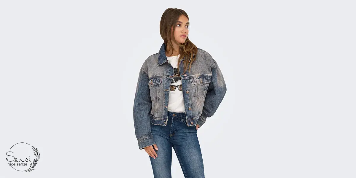 تی‌شرت سفید و کت جین نازک