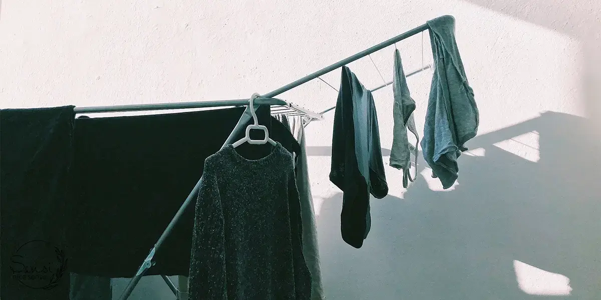 خشک‌کن را با دمای پایین تنظیم کنید یا لباس را در سایه خشک کنید