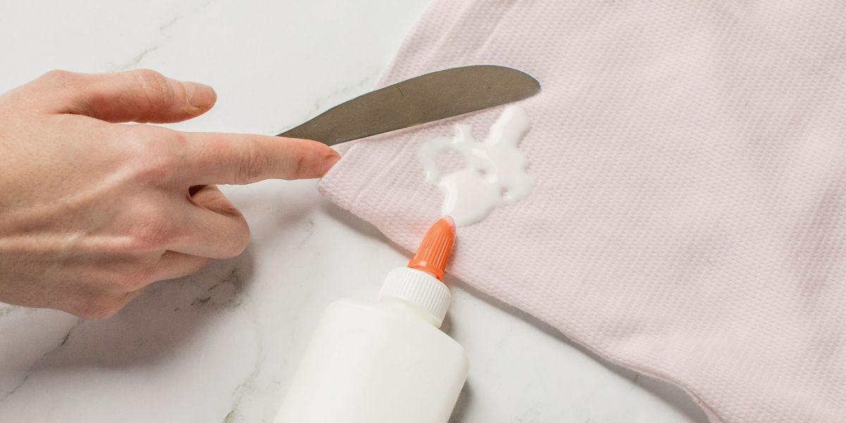 راهنمای کامل پاک کردن انواع چسب از لباس