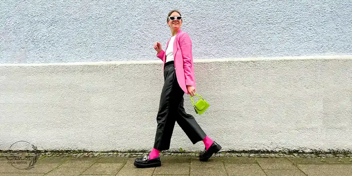 چطور رنگ صورتی را در استایل خود ست کنیم؟ راهنمای کامل ترکیب رنگ‌های زنانه و شاد