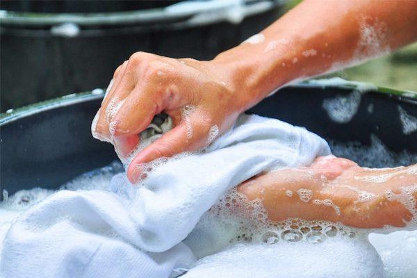 بهترین ترفندهای پاک کردن لکه روغن از روی لباس با کمترین هزینه